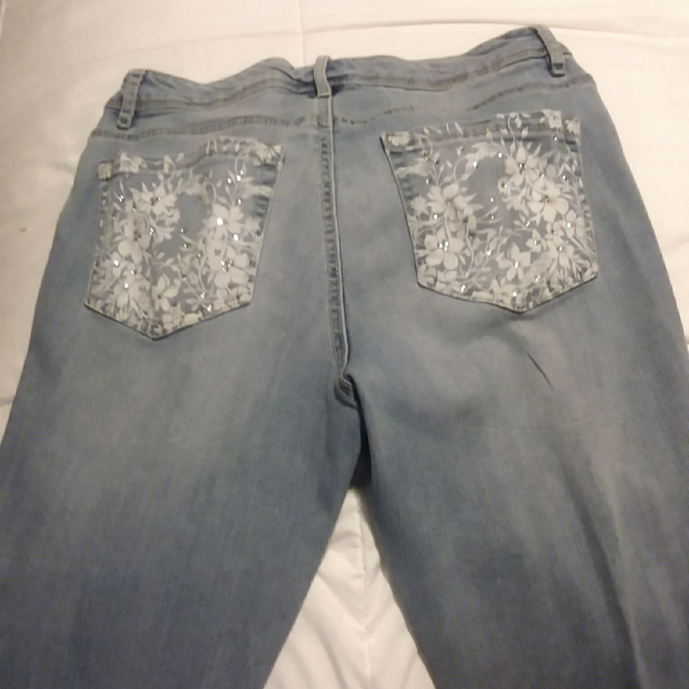 CODE BLEU Capri pants in size 4.  Mid rise.